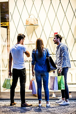 포토 JPG 주간 전신 서양인 외국인 해외 여자 남자 서기 들기 20대 성인 야외 뒷모습 세명 친구 쇼핑 쇼핑백 도시 체코 성인만 국내포토 자연요소 유럽 뷰포인트 가방 관계 모션 사람 인종 청년 파일형식