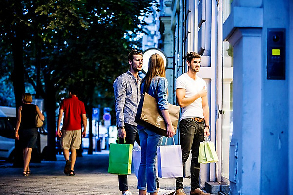 포토 JPG 주간 전신 서양인 외국인 해외 여자 남자 서기 미소 들기 여러명 20대 성인 야외 옆모습 친구 쇼핑 쇼핑백 도시 즐거움 체코 성인만 국내포토 자연요소 감정 유럽 뷰포인트 다수 가방 관계 모션 표정 사람 인종 청년 파일형식