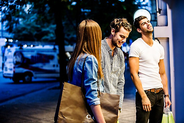 포토 JPG 주간 서양인 외국인 해외 여자 남자 서기 미소 들기 상반신 20대 성인 야외 세명 친구 쇼핑 쇼핑백 도시 체코 성인만 국내포토 자연요소 유럽 가방 관계 모션 표정 사람 인종 청년 파일형식