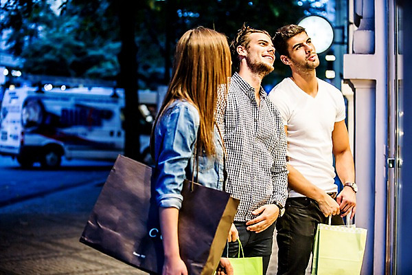 포토 JPG 주간 서양인 외국인 해외 여자 남자 서기 들기 상반신 20대 성인 야외 옆모습 세명 친구 쇼핑 쇼핑백 도시 체코 성인만 국내포토 자연요소 유럽 뷰포인트 가방 관계 모션 사람 인종 청년 파일형식