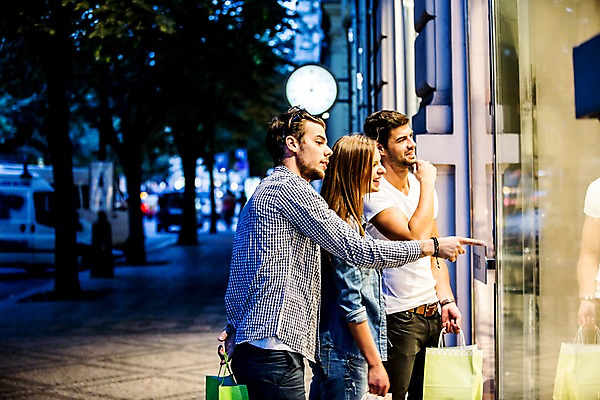 포토 JPG 주간 서양인 외국인 해외 여자 남자 서기 미소 들기 상반신 20대 성인 야외 옆모습 세명 친구 쇼핑 쇼핑백 도시 체코 성인만 국내포토 자연요소 유럽 뷰포인트 가방 관계 모션 표정 사람 인종 청년 파일형식