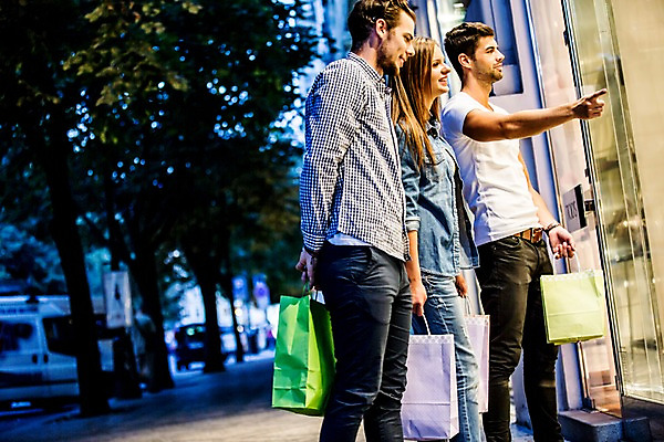 포토 JPG 주간 서양인 외국인 해외 여자 남자 서기 미소 들기 손짓 상반신 20대 성인 야외 옆모습 세명 친구 쇼핑 쇼핑백 도시 체코 성인만 국내포토 자연요소 유럽 뷰포인트 가방 관계 모션 표정 사람 인종 청년 파일형식