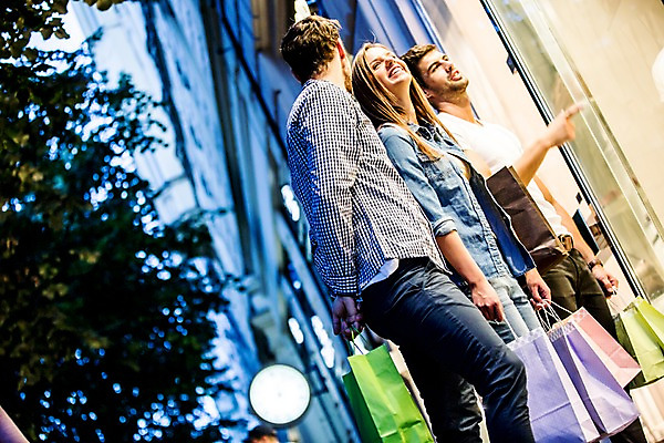 포토 JPG 주간 서양인 외국인 해외 여자 남자 서기 들기 상반신 20대 성인 야외 옆모습 세명 친구 쇼핑 쇼핑백 도시 체코 성인만 국내포토 자연요소 유럽 뷰포인트 가방 관계 모션 사람 인종 청년 파일형식