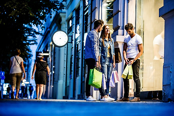 포토 JPG 주간 전신 서양인 외국인 해외 여자 남자 서기 여러명 20대 성인 야외 앞모습 친구 쇼핑 쇼핑백 도시 체코 성인만 국내포토 자연요소 유럽 뷰포인트 다수 가방 관계 모션 사람 인종 청년 파일형식