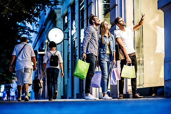 포토 JPG 주간 전신 서양인 외국인 해외 여자 남자 서기 들기 여러명 20대 성인 야외 옆모습 친구 쇼핑 쇼핑백 도시 체코 성인만 국내포토 자연요소 유럽 뷰포인트 다수 가방 관계 모션 사람 인종 청년 파일형식