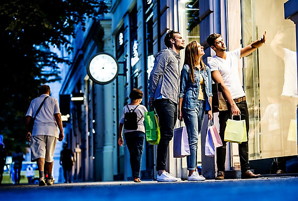 포토 JPG 주간 전신 서양인 외국인 해외 여자 남자 서기 들기 여러명 20대 성인 야외 옆모습 친구 쇼핑 쇼핑백 도시 체코 성인만 국내포토 자연요소 유럽 뷰포인트 다수 가방 관계 모션 사람 인종 청년 파일형식