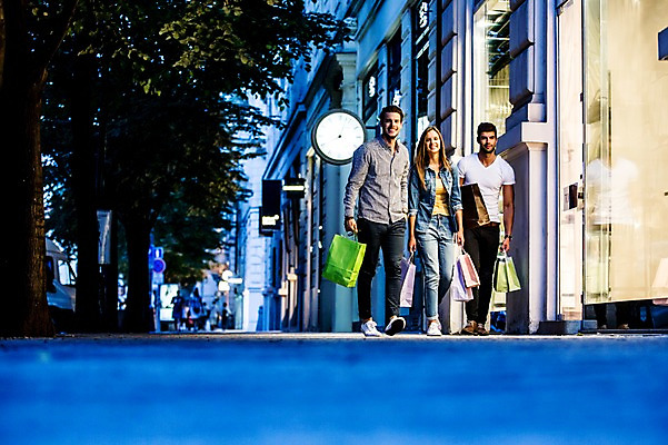 포토 JPG 주간 전신 서양인 외국인 해외 여자 남자 들기 20대 성인 야외 앞모습 세명 친구 쇼핑 쇼핑백 걷기 도시 체코 성인만 국내포토 자연요소 유럽 뷰포인트 가방 관계 모션 사람 인종 청년 파일형식