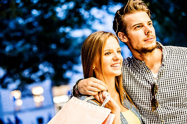 포토 JPG 주간 서양인 외국인 해외 커플 여자 남자 데이트 서기 미소 상반신 20대 성인 야외 두명 앞모습 쇼핑 다정 도시 체코 성인만 국내포토 자연요소 유럽 뷰포인트 컨셉 관계 모션 표정 사람 인종 청년 파일형식