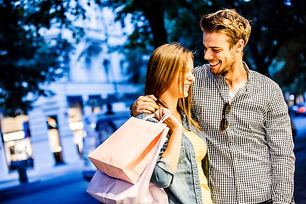 포토 JPG 주간 서양인 외국인 해외 커플 여자 남자 데이트 서기 미소 들기 상반신 20대 성인 야외 두명 앞모습 쇼핑 쇼핑백 다정 도시 체코 성인만 국내포토 자연요소 유럽 뷰포인트 컨셉 가방 관계 모션 표정 사람 인종 청년 파일형식