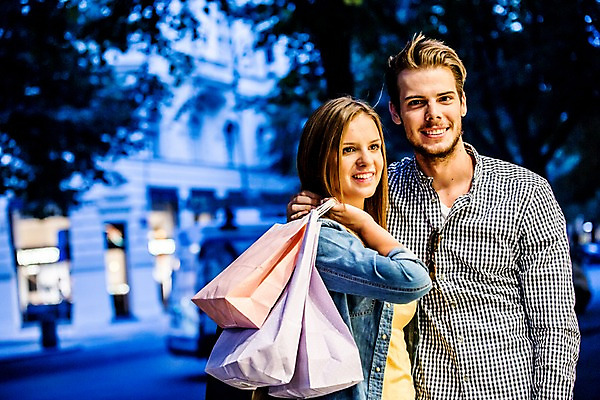 포토 JPG 주간 서양인 외국인 해외 커플 여자 남자 데이트 서기 미소 들기 상반신 20대 성인 야외 두명 앞모습 쇼핑 쇼핑백 다정 도시 체코 성인만 국내포토 자연요소 유럽 뷰포인트 컨셉 가방 관계 모션 표정 사람 인종 청년 파일형식