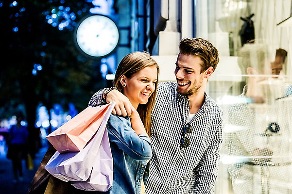 포토 JPG 주간 서양인 외국인 해외 커플 여자 남자 데이트 서기 미소 들기 상반신 20대 성인 야외 두명 앞모습 옆모습 쇼핑 쇼핑백 다정 도시 체코 성인만 국내포토 자연요소 유럽 뷰포인트 컨셉 가방 관계 모션 표정 사람 인종 청년 파일형식