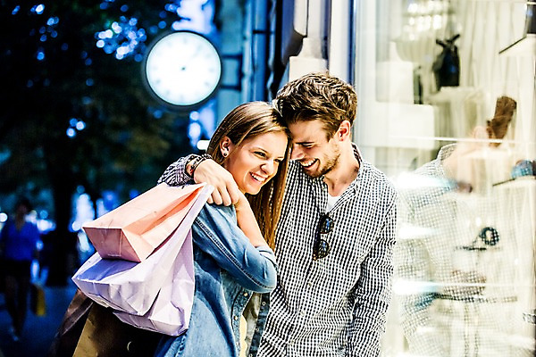 포토 JPG 주간 서양인 외국인 해외 커플 여자 남자 데이트 서기 미소 들기 상반신 20대 성인 야외 두명 앞모습 옆모습 쇼핑 쇼핑백 다정 도시 체코 성인만 국내포토 자연요소 유럽 뷰포인트 컨셉 가방 관계 모션 표정 사람 인종 청년 파일형식