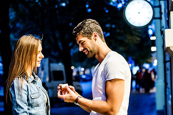 포토 JPG 주간 서양인 외국인 해외 커플 여자 남자 프로포즈 데이트 서기 미소 상반신 20대 성인 야외 두명 옆모습 쇼핑 다정 도시 체코 성인만 국내포토 자연요소 유럽 뷰포인트 컨셉 관계 모션 표정 사람 인종 청년 파일형식
