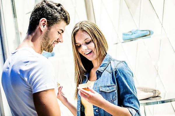 포토 JPG 주간 서양인 외국인 해외 커플 여자 남자 프로포즈 데이트 서기 미소 상반신 20대 성인 야외 두명 옆모습 쇼핑 다정 도시 체코 성인만 국내포토 자연요소 유럽 뷰포인트 컨셉 관계 모션 표정 사람 인종 청년 파일형식