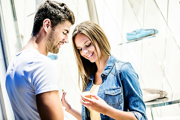 포토 JPG 주간 서양인 외국인 해외 커플 여자 남자 프로포즈 데이트 서기 미소 상반신 20대 성인 야외 두명 옆모습 쇼핑 다정 도시 체코 성인만 국내포토 자연요소 유럽 뷰포인트 컨셉 관계 모션 표정 사람 인종 청년 파일형식