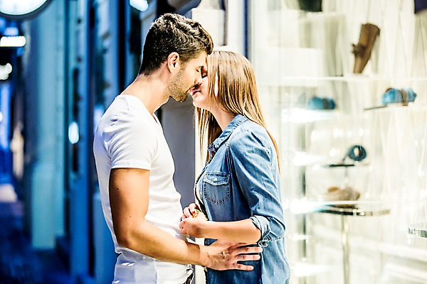 포토 JPG 주간 서양인 외국인 해외 커플 여자 남자 데이트 키스 서기 상반신 20대 성인 야외 두명 옆모습 쇼핑 다정 도시 체코 성인만 국내포토 자연요소 유럽 뷰포인트 컨셉 관계 모션 사람 인종 청년 애정표현 파일형식