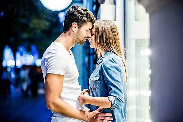 포토 JPG 주간 서양인 외국인 해외 커플 여자 남자 데이트 키스 서기 상반신 20대 성인 야외 두명 옆모습 쇼핑 다정 도시 체코 성인만 국내포토 자연요소 유럽 뷰포인트 컨셉 관계 모션 사람 인종 청년 애정표현 파일형식