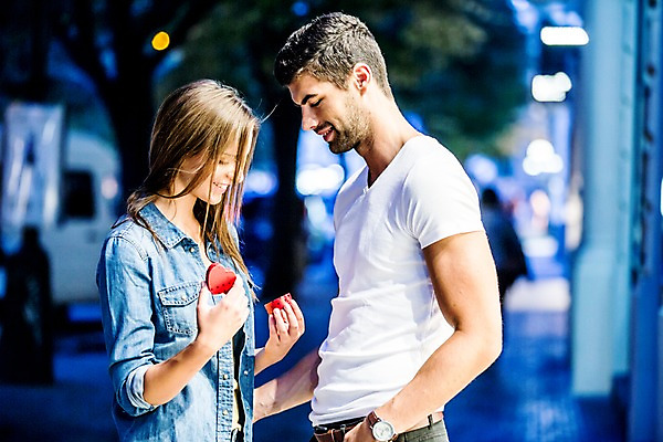 포토 JPG 주간 서양인 외국인 해외 커플 여자 남자 프로포즈 데이트 서기 미소 상반신 20대 성인 야외 두명 옆모습 쇼핑 다정 도시 체코 성인만 국내포토 자연요소 유럽 뷰포인트 컨셉 관계 모션 표정 사람 인종 청년 파일형식