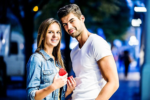 포토 JPG 주간 서양인 외국인 해외 커플 여자 남자 프로포즈 데이트 서기 미소 상반신 20대 성인 야외 두명 옆모습 쇼핑 다정 도시 체코 성인만 국내포토 자연요소 유럽 뷰포인트 컨셉 관계 모션 표정 사람 인종 청년 파일형식