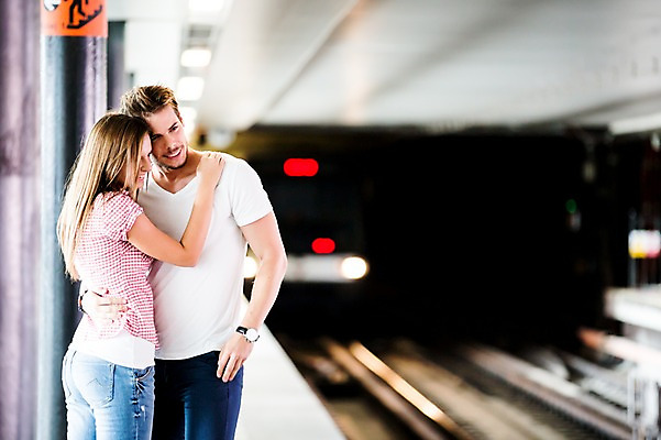 포토 JPG 주간 서양인 외국인 해외 커플 여자 남자 데이트 서기 상반신 20대 성인 야외 두명 기댐 다정 도시 플랫폼 체코 전철역 성인만 국내포토 자연요소 유럽 컨셉 관계 교통시설 모션 사람 인종 청년 역 파일형식