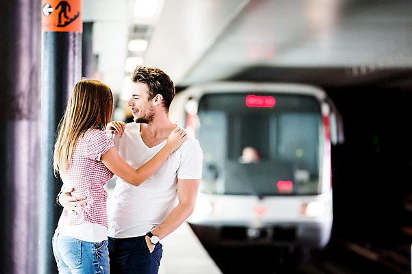 포토 JPG 주간 서양인 외국인 해외 커플 여자 남자 데이트 서기 상반신 20대 성인 야외 두명 옆모습 다정 도시 플랫폼 체코 전철역 성인만 국내포토 자연요소 유럽 뷰포인트 컨셉 관계 교통시설 모션 사람 인종 청년 역 파일형식