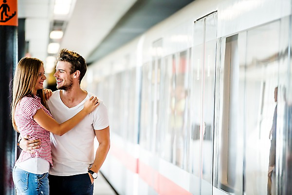 포토 JPG 주간 서양인 외국인 해외 커플 여자 남자 데이트 포옹 서기 미소 상반신 20대 성인 야외 두명 다정 도시 플랫폼 체코 전철역 성인만 국내포토 자연요소 유럽 컨셉 관계 교통시설 안기 모션 표정 사람 인종 청년 역 파일형식