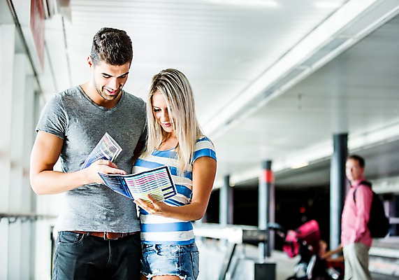 포토 JPG 주간 서양인 외국인 해외 커플 여자 남자 데이트 서기 상반신 20대 성인 야외 두명 앞모습 다정 도시 가이드북 플랫폼 체코 전철역 성인만 국내포토 자연요소 유럽 뷰포인트 여행 컨셉 관계 교통시설 모션 사람 인종 청년 역 파일형식