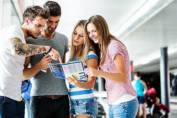 포토 JPG 주간 서양인 외국인 해외 여자 남자 서기 미소 여러명 상반신 20대 성인 야외 앞모습 도시 플랫폼 체코 길안내 전철역 성인만 국내포토 자연요소 유럽 뷰포인트 다수 교통시설 모션 안내 표정 사람 인종 청년 역 파일형식