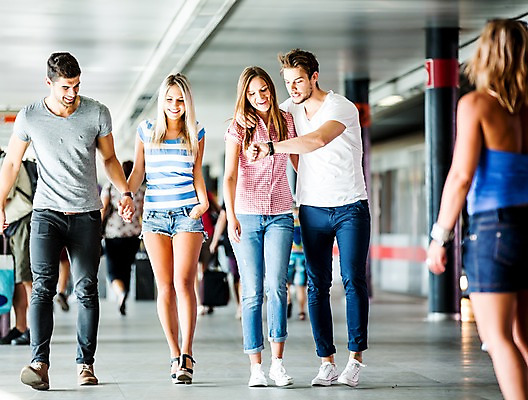 포토 JPG 주간 전신 서양인 외국인 해외 커플 여자 남자 미소 여러명 20대 성인 야외 앞모습 친구 걷기 손잡기 도시 플랫폼 체코 성인만 국내포토 자연요소 유럽 뷰포인트 다수 관계 교통시설 모션 표정 사람 인종 청년 파일형식