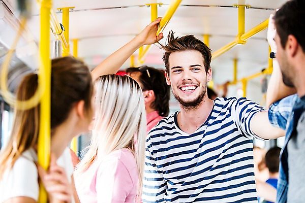 포토 JPG 주간 서양인 외국인 해외 여자 남자 서기 미소 여러명 상반신 20대 성인 야외 앞모습 옆모습 도시 전철 즐거움 체코 성인만 국내포토 자연요소 감정 유럽 육상교통 뷰포인트 다수 모션 대중교통 표정 사람 인종 청년 파일형식