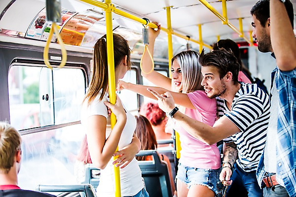 포토 JPG 주간 서양인 외국인 해외 커플 여자 남자 서기 미소 여러명 상반신 20대 성인 야외 앞모습 옆모습 친구 도시 전철 즐거움 체코 성인만 국내포토 자연요소 감정 유럽 육상교통 뷰포인트 다수 관계 모션 대중교통 표정 사람 인종 청년 파일형식