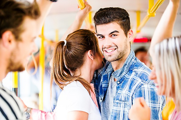 포토 JPG 주간 서양인 외국인 해외 커플 여자 남자 서기 미소 여러명 상반신 20대 성인 야외 앞모습 옆모습 친구 도시 전철 즐거움 체코 성인만 국내포토 자연요소 감정 유럽 육상교통 뷰포인트 다수 관계 모션 대중교통 표정 사람 인종 청년 파일형식