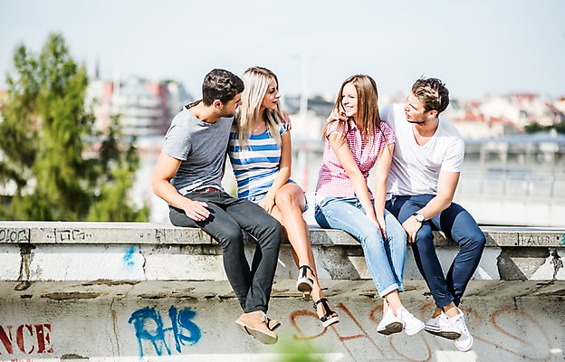 포토 JPG 주간 전신 서양인 외국인 해외 여자 남자 난간 미소 앉기 여러명 20대 성인 야외 앞모습 친구 우정 도시 즐거움 체코 성인만 국내포토 자연요소 감정 유럽 뷰포인트 다수 관계 모션 표정 사람 인종 청년 파일형식
