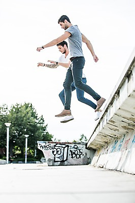 포토 JPG 주간 전신 서양인 외국인 해외 남자 20대 성인 야외 두명 옆모습 친구 점프 우정 도시 즐거움 체코 성인만 국내포토 자연요소 감정 유럽 뷰포인트 관계 모션 사람 인종 청년 파일형식