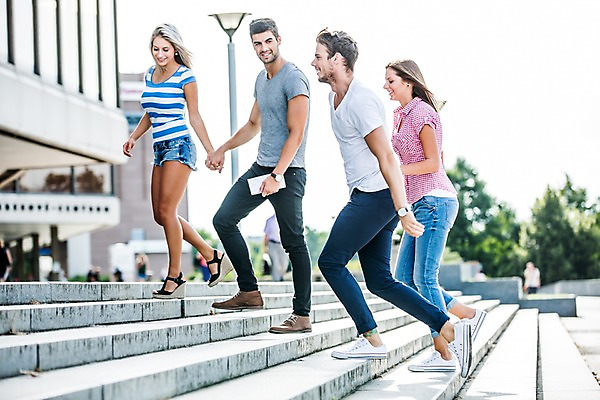 포토 JPG 주간 전신 서양인 외국인 해외 커플 여자 남자 미소 여러명 20대 성인 야외 옆모습 친구 걷기 계단 우정 도시 즐거움 체코 성인만 국내포토 자연요소 감정 유럽 뷰포인트 다수 관계 모션 표정 사람 인종 청년 파일형식