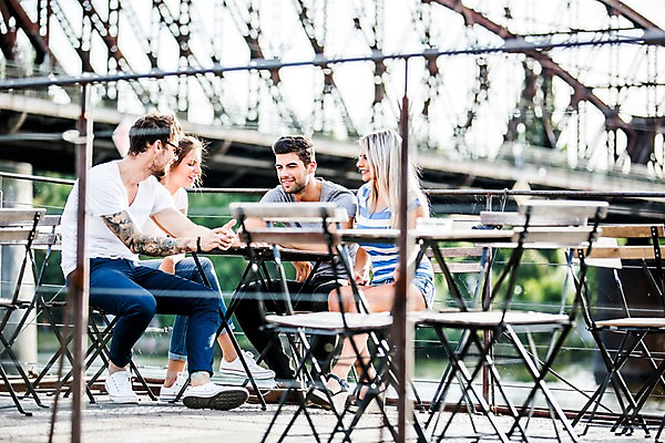 포토 JPG 주간 전신 서양인 외국인 해외 커플 여자 남자 의자 휴식 미소 앉기 여러명 20대 성인 야외 앞모습 친구 우정 도시 즐거움 체코 야외테이블 성인만 국내포토 자연요소 감정 유럽 뷰포인트 가구 다수 컨셉 관계 모션 탁자 표정 사람 인종 청년 파일형식