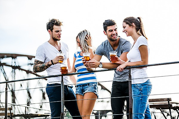 포토 JPG 주간 서양인 외국인 해외 커플 여자 남자 맥주 서기 미소 들기 여러명 상반신 20대 성인 야외 앞모습 친구 우정 도시 즐거움 체코 성인만 국내포토 자연요소 감정 유럽 뷰포인트 다수 관계 모션 주류 표정 사람 인종 청년 파일형식