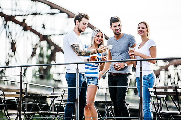 포토 JPG 주간 서양인 외국인 해외 커플 여자 남자 맥주 서기 미소 들기 여러명 상반신 20대 성인 야외 앞모습 친구 스마트폰 우정 도시 즐거움 체코 가교 성인만 국내포토 자연요소 건축물 감정 유럽 뷰포인트 다수 관계 모션 주류 표정 사람 인종 청년 핸드폰 스마트기기 파일형식