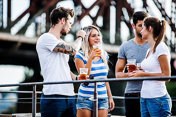 포토 JPG 주간 서양인 외국인 해외 커플 여자 남자 맥주 대화 서기 미소 들기 여러명 상반신 20대 성인 야외 앞모습 친구 우정 도시 즐거움 체코 성인만 국내포토 자연요소 감정 유럽 뷰포인트 다수 관계 모션 주류 표정 말하기 사람 인종 청년 파일형식