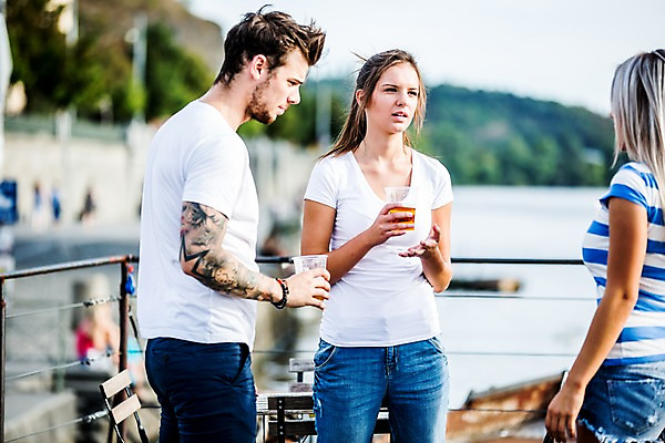 포토 JPG 주간 서양인 외국인 해외 여자 남자 맥주 대화 서기 들기 상반신 20대 성인 야외 앞모습 옆모습 세명 친구 우정 도시 즐거움 체코 성인만 국내포토 자연요소 감정 유럽 뷰포인트 관계 모션 주류 말하기 사람 인종 청년 파일형식