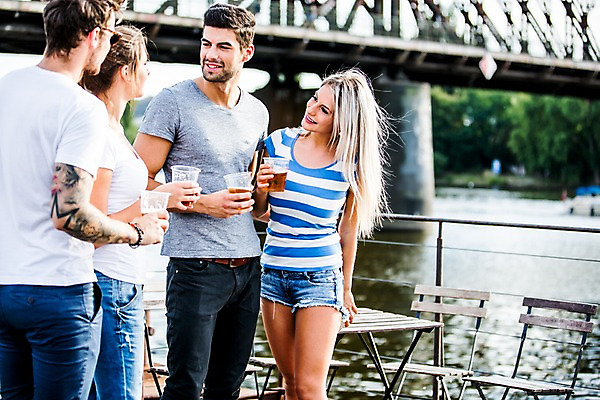 포토 JPG 주간 서양인 외국인 해외 커플 여자 남자 맥주 미소 들기 여러명 상반신 20대 성인 야외 앞모습 옆모습 친구 우정 도시 즐거움 체코 성인만 국내포토 자연요소 감정 유럽 뷰포인트 다수 관계 모션 주류 표정 사람 인종 청년 파일형식