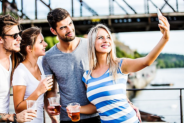 포토 JPG 주간 서양인 외국인 해외 커플 여자 남자 맥주 서기 미소 들기 여러명 상반신 20대 성인 야외 앞모습 친구 우정 도시 셀프카메라 즐거움 체코 성인만 국내포토 자연요소 감정 유럽 뷰포인트 다수 관계 모션 주류 표정 사람 인종 청년 사진촬영 파일형식