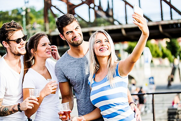 포토 JPG 주간 서양인 외국인 해외 커플 여자 남자 맥주 서기 미소 들기 여러명 상반신 20대 성인 야외 앞모습 친구 스마트폰 우정 도시 셀프카메라 즐거움 체코 성인만 국내포토 자연요소 감정 유럽 뷰포인트 다수 관계 모션 주류 표정 사람 인종 청년 핸드폰 스마트기기 사진촬영 파일형식