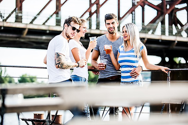 포토 JPG 주간 서양인 외국인 해외 커플 여자 남자 맥주 대화 서기 들기 여러명 상반신 20대 성인 야외 옆모습 친구 우정 도시 즐거움 체코 성인만 국내포토 자연요소 감정 유럽 뷰포인트 다수 관계 모션 주류 말하기 사람 인종 청년 파일형식