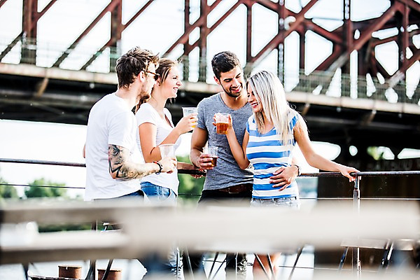 포토 JPG 주간 서양인 외국인 해외 커플 여자 남자 맥주 대화 서기 들기 여러명 상반신 20대 성인 야외 옆모습 친구 우정 도시 즐거움 체코 성인만 국내포토 자연요소 감정 유럽 뷰포인트 다수 관계 모션 주류 말하기 사람 인종 청년 파일형식