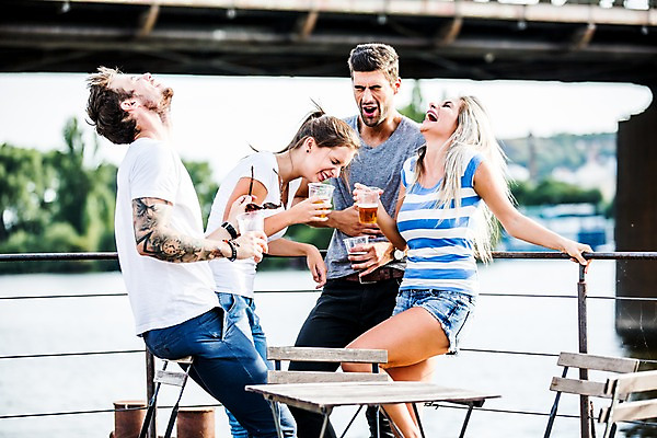 포토 JPG 주간 서양인 외국인 해외 커플 여자 남자 맥주 대화 서기 들기 여러명 상반신 20대 성인 야외 옆모습 친구 우정 도시 즐거움 체코 성인만 국내포토 자연요소 감정 유럽 뷰포인트 다수 관계 모션 주류 말하기 사람 인종 청년 파일형식