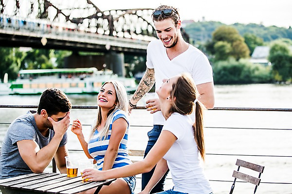 포토 JPG 주간 서양인 외국인 해외 커플 여자 남자 맥주 서기 미소 앉기 여러명 상반신 20대 성인 야외 앞모습 친구 우정 도시 즐거움 체코 성인만 국내포토 자연요소 감정 유럽 뷰포인트 다수 관계 모션 주류 표정 사람 인종 청년 파일형식