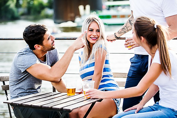 포토 JPG 주간 서양인 외국인 해외 커플 여자 남자 맥주 서기 미소 들기 앉기 여러명 상반신 20대 성인 야외 앞모습 친구 우정 도시 즐거움 체코 성인만 국내포토 자연요소 감정 유럽 뷰포인트 다수 관계 모션 주류 표정 사람 인종 청년 파일형식