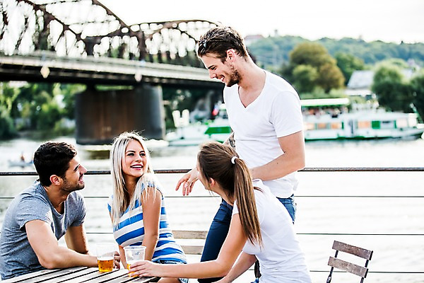 포토 JPG 주간 서양인 외국인 해외 커플 여자 남자 맥주 서기 미소 들기 앉기 여러명 상반신 20대 성인 야외 앞모습 친구 우정 도시 즐거움 체코 성인만 국내포토 자연요소 감정 유럽 뷰포인트 다수 관계 모션 주류 표정 사람 인종 청년 파일형식