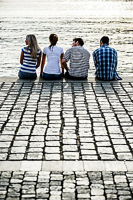 포토 JPG 주간 서양인 외국인 해외 여자 남자 앉기 여러명 상반신 20대 성인 야외 뒷모습 친구 우정 도시 즐거움 체코 성인만 국내포토 자연요소 감정 유럽 뷰포인트 다수 관계 모션 사람 인종 청년 파일형식